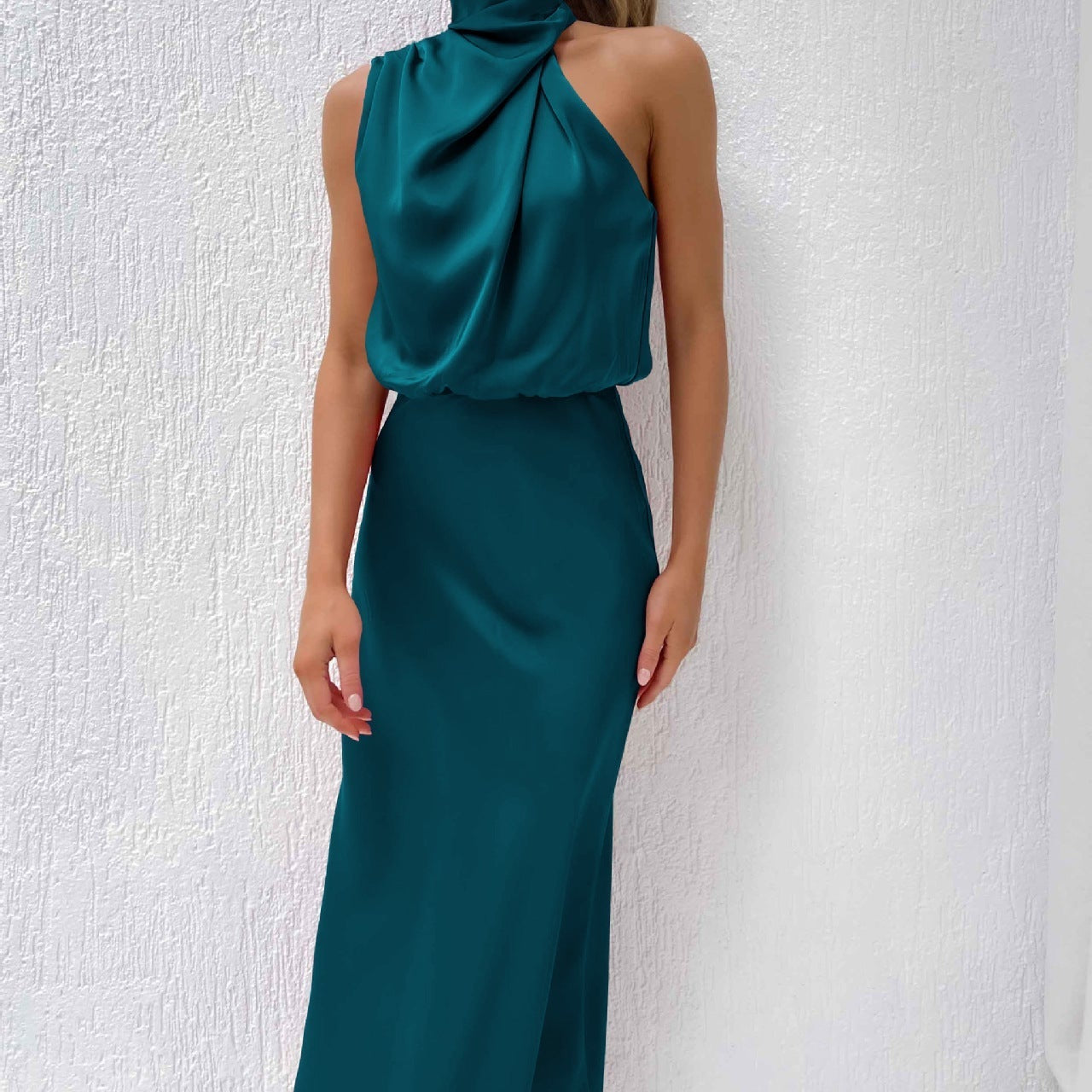 CARLINE™ - Vestido largo de satén con escote halter