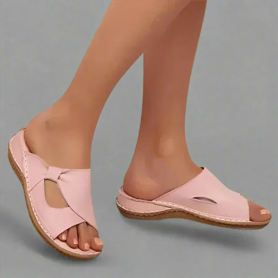 INES™ - Sandalia baja con costura a contraste