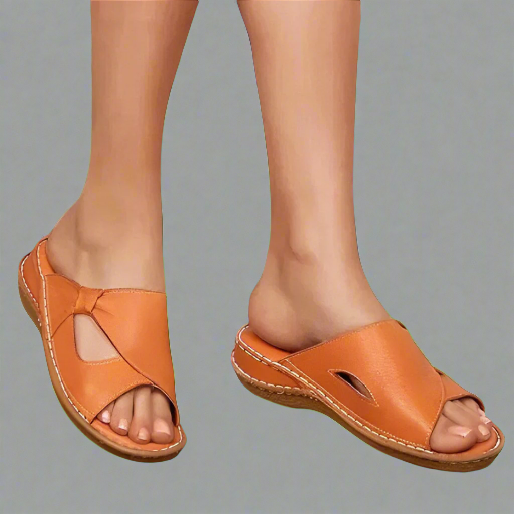 INES™ - Sandalia baja con costura a contraste