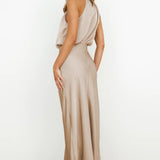 CARLINE™ - Vestido largo de satén con escote halter