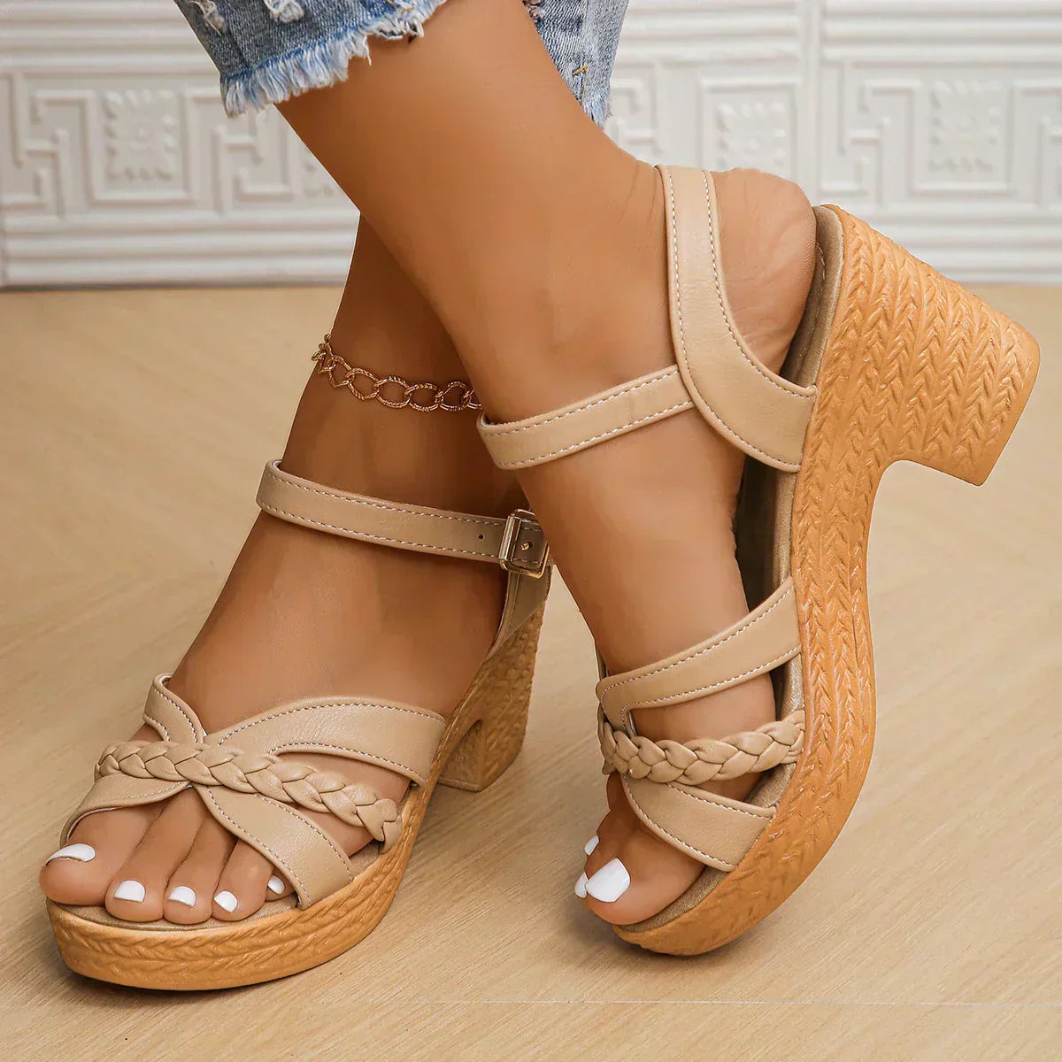 MINA™ - Sandalias con tacón entrelazado